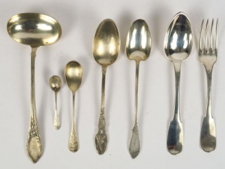 Vente aux enchères Un couvert en argent poinçon Vieillard, une louche à crème, deux diifé