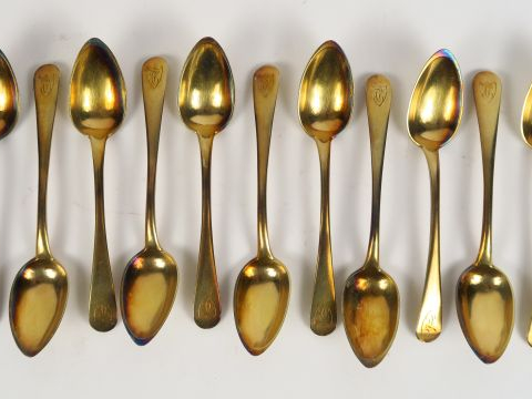 11 cuillères à café en vermeil monogrammées, poinçon au coq.  234 g
