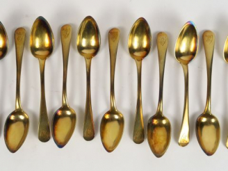 Vente aux enchères 11 cuillères à café en vermeil monogrammées, poinçon au coq.  234 g