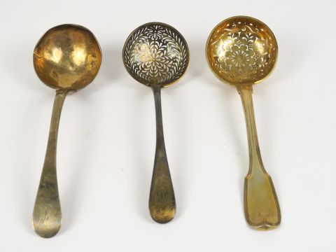 Deux louches à crème et un saupoudroir en argent.  256 g