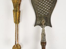 Une pince à sucre en vermeil et une pelle à poisson en argent ajouré, 