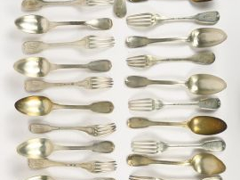 Vente aux enchères 18 fourchettes et 13 cuillères en argent XVIIIe ou début XIXème, modèl