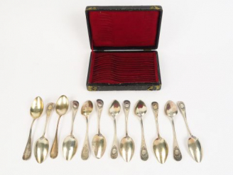 Vente aux enchères 12 cuillères à café en argent, poinçon Minerve monogrammées dans leur 