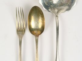 Vente aux enchères Un couvert et une pelle à fraise en argent, poinçon Minerve.  143 g