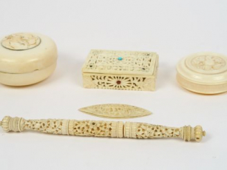 Vente aux enchères Etui à aiguilles en ivoire sculptée à décor de fleurs , 2 boites ronde