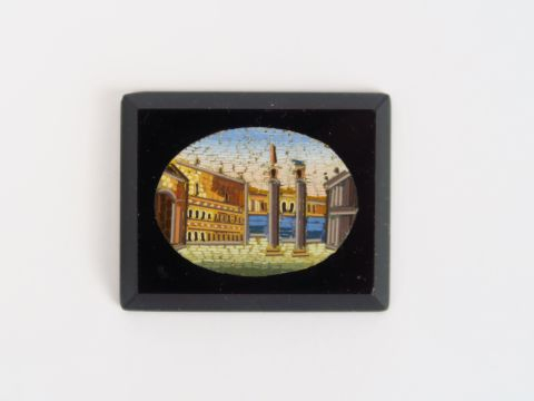 Plaque en micro mosaique à décor d'architecture. 3 x 3,8 cm