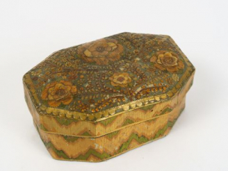 Vente aux enchères Boite de style Louis XVI en marqueterie de paille décor de fleurs