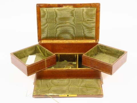 Ecrin à bijoux de style Louis XVI en cuir, couvercle en métal gravé à 