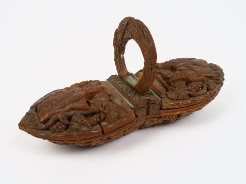 Boite début XIXème en corozo, à décor de personnages et de pampres (pe