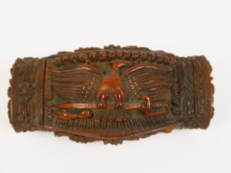 Vente aux enchères Boite à priser en corozo début XIXème à décor d'aigle et de trophée na