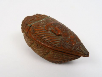 Vente aux enchères Boite à priser en corozo fin XVIIIème début XIXème, en forme de sabot 