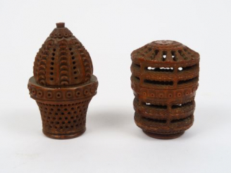 Vente aux enchères Œuf à chapelet en corozo sculpté en forme de panier, Œuf à chapelet en