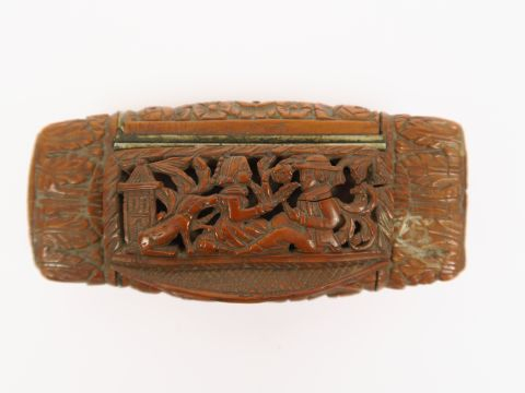 Boite à priser fin XVIIIème début XIXème en corozo sculpté, à décor de