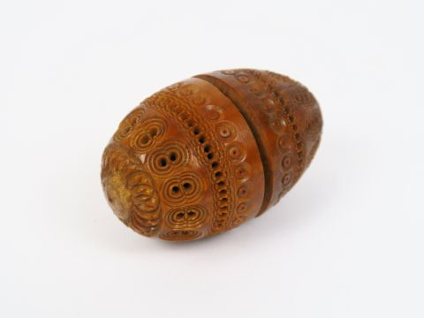 Œuf à chapelet en corozo à décor de motifs géométriques