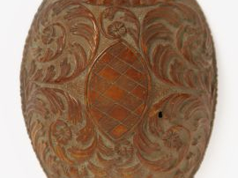 Vente aux enchères Demi noix sculptée XIXème à décor de poissons et de rinceaux feuillagé