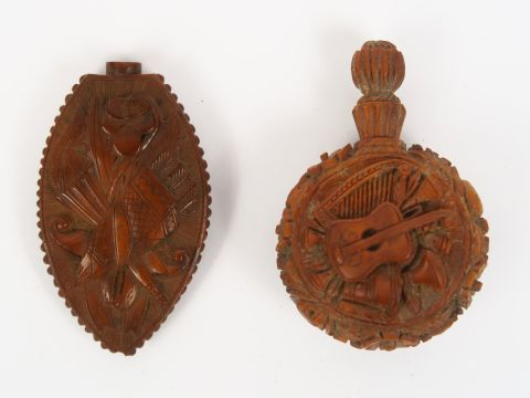Deux flacons fin XVIIIème début XIXme en corozo, à décor de trophée d'