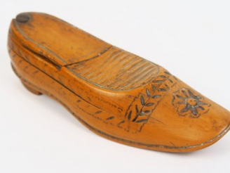 Vente aux enchères Boite début XIXème en buis en forme de soulier