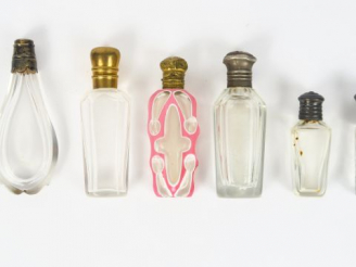 Vente aux enchères Flacon à odeurs XIXème en overlay bouchon en pomponne, 5 différents fl