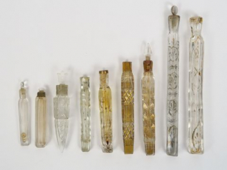 Vente aux enchères 9 flacons à odeurs XIXème en cristal (avec ou sans bouchon)