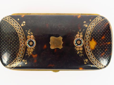 Etui à lunettes Napoléon III en écaille blonde et pomponne daté 1872