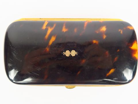 Etui à lunettes Napoléon III en écaille blonde et pomponne daté 1872