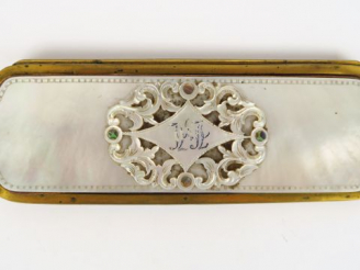 Vente aux enchères Etui Napoléon III en nacre et métal doré monogrammé (une plaque de nac