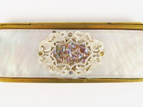 Etui Napoléon III en nacre et métal doré monogrammé (une plaque de nac