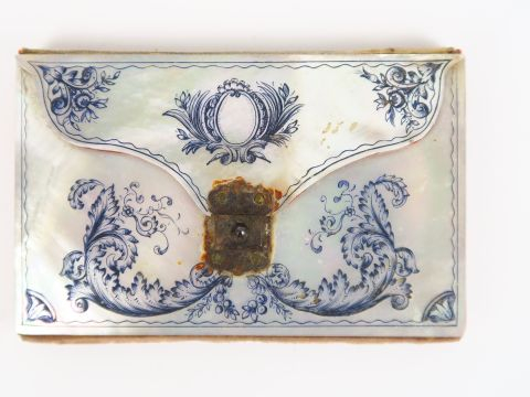 Carnet Napoléon III en forme de sacoche en nacre peinte à décor de feu