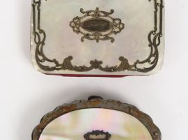 Vente aux enchères Bourse de style Louis XVI en nacre et métal à décor de rinceaux et de 