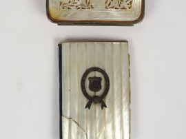 Porte monnaie en nacre gravée à décor de monuments et d'oiseaux , port