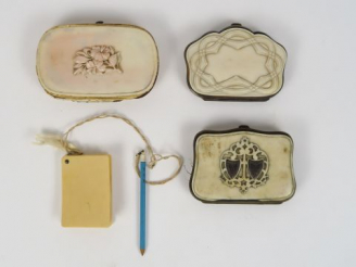 Vente aux enchères Porte monnaie en ivoire décor de fleurs , un porte monnaie en ivoire d