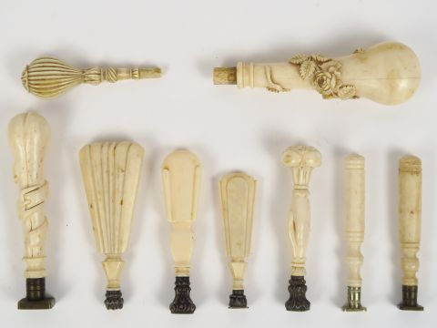 7 différents cachets XIXème en ivoire et os et 2 élements de cachets