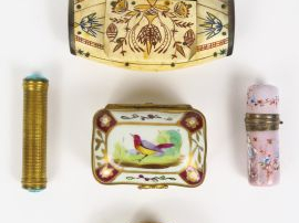 Vente aux enchères Boite à priser en os gravé , boite à pilules en porcelaine , flacon de