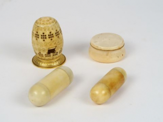 Vente aux enchères 2 étuis à aiguilles , boite en ivoire (accident), œuf à chapelet en iv