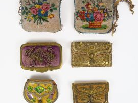 Vente aux enchères 4 étuis en tissu , 2 coussins à aiguilles en perles