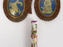 Etui de style Louis XVI en porcelaine polychrome à décor de scène gala
