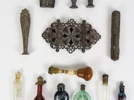 3 différents cachets en métal , un étui en métal filigranné , boucle d