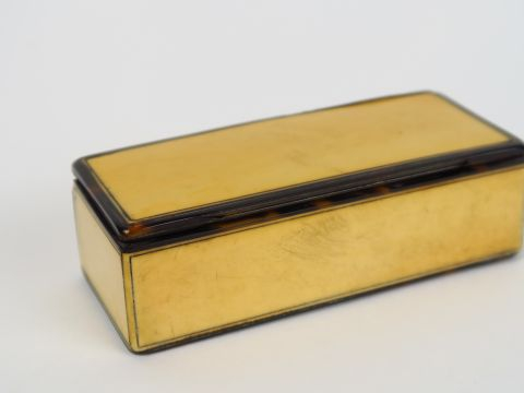Boite rectangulaire XIXème en écaille blonde et ivoire (petits acciden