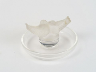 Vente aux enchères LALIQUE. Baguier en cristal à décor de moineau, signée