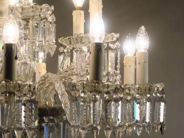 BACCARAT. Lustre à pampille en cristal, éclairant à 15 lumières. H. 10