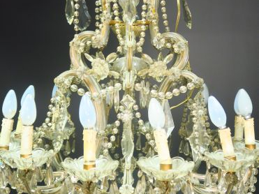 Grand lustre en cristal éclairant à 12 lumières (petits accidents)