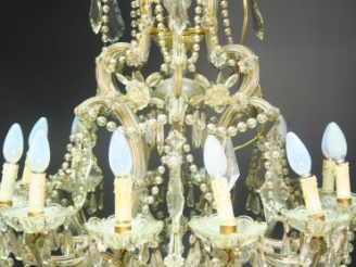 Vente aux enchères Grand lustre en cristal éclairant à 12 lumières (petits accidents)