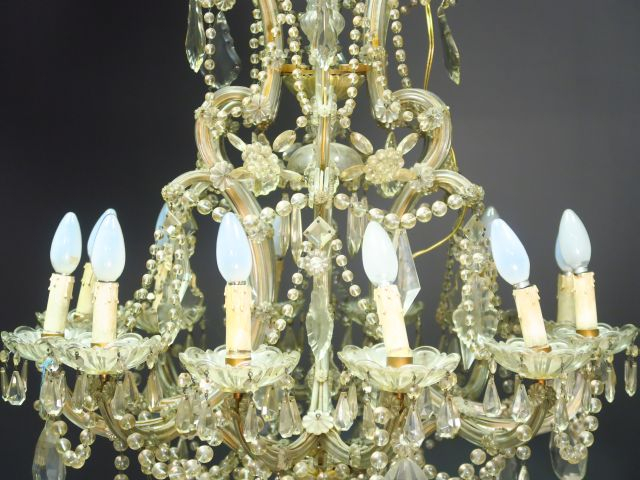 Grand lustre en cristal éclairant à 12 lumières (petits accidents)