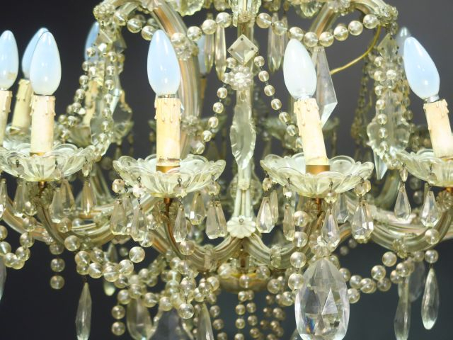 Grand lustre en cristal éclairant à 12 lumières (petits accidents)