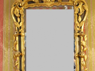 Vente aux enchères Glace Louis XV en bois sculpté et doré, à décor de roses, de feuilles 