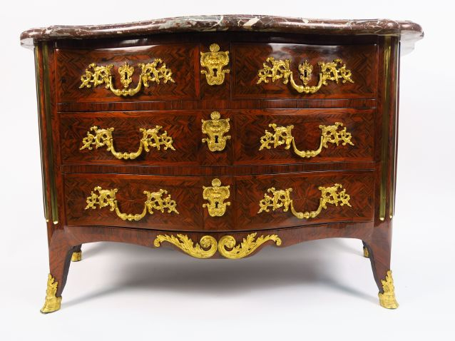 Noël GERARD. Commode Louis XV en marqueterie, pieds terminés en sabot 