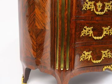 Noël GERARD. Commode Louis XV en marqueterie, pieds terminés en sabot 