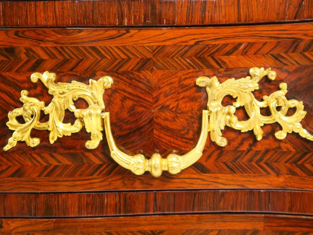 Noël GERARD. Commode Louis XV en marqueterie, pieds terminés en sabot 