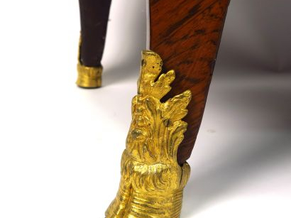 Noël GERARD. Commode Louis XV en marqueterie, pieds terminés en sabot 