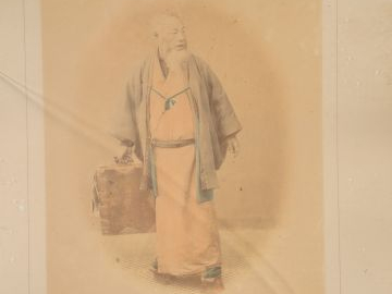 Ensemble de 6 photographies, noir et blanc et polychromes 'Vues du Jap